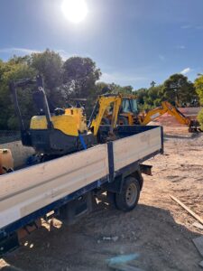 Camión cargado con dos miniexcavadoras